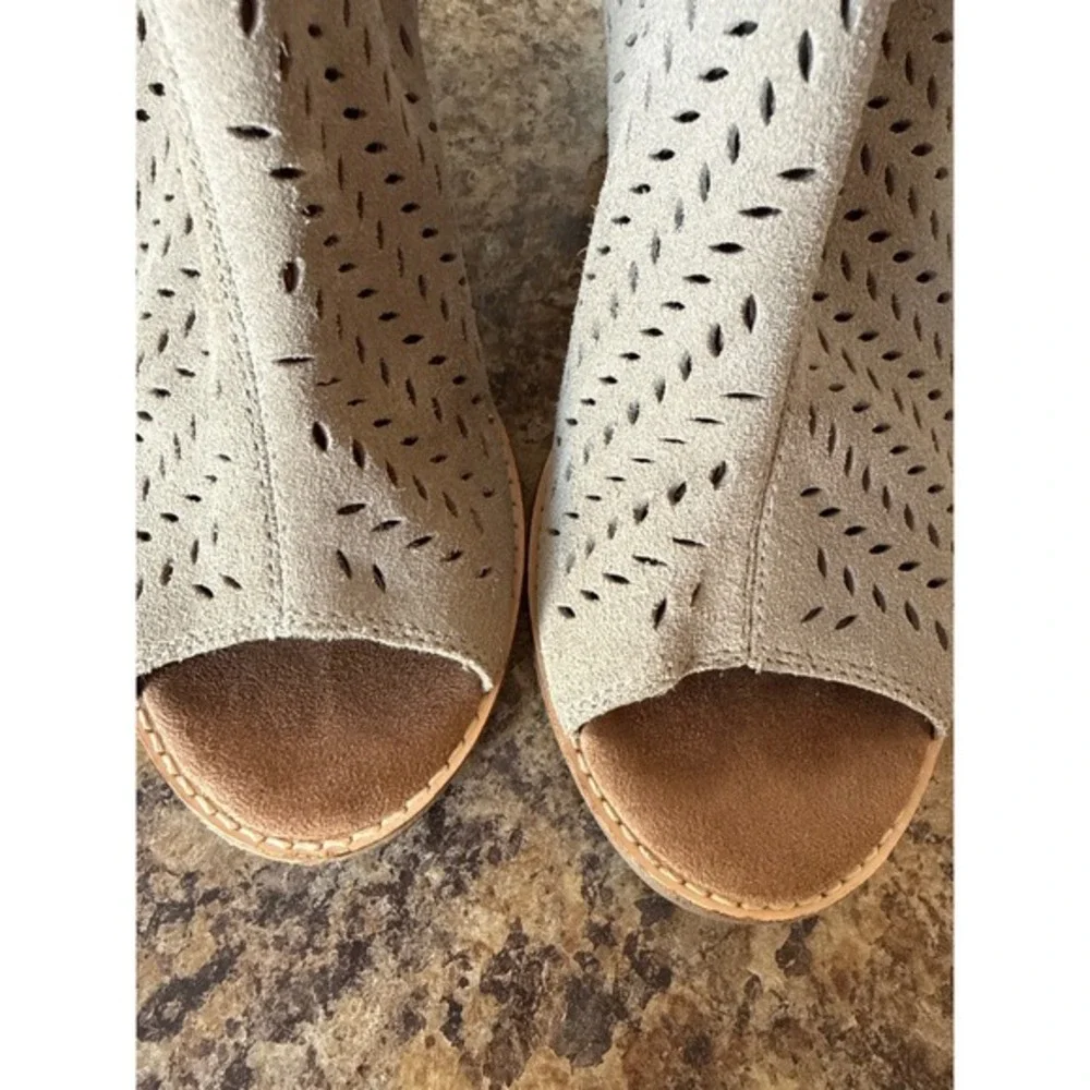 TOMS Majorca Size 10 Peep Toe Booties Desert Taupe Suede Perforated Ankle Boots‎